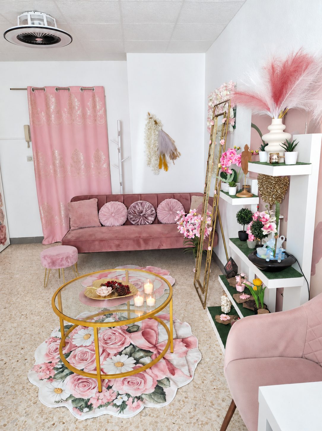 Le coin accueil avec canapé en velours rose et table dorée